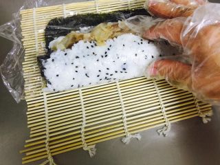 13、????木鱼花寿司????,提起靠近身边卷起