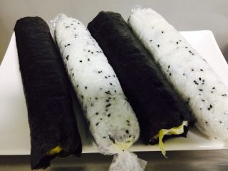 14、????木鱼花寿司????,用保鲜袋装好 晚上做的不用放进 冰箱 也不会坏掉 因为寿司醋起到了不坏的作用 小伙伴们那里如果天气实在是太热 酌情考虑要放进冰箱冷藏哟