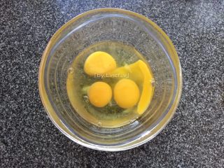 2、寿司玉子烧,先将3个鸡蛋打入大碗中