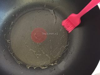 8、寿司玉子烧,接着热煎锅,刷上少许食用油,中小火