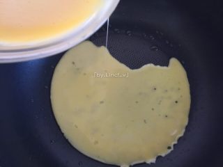 9、寿司玉子烧,倒入1/3的牛奶蛋液,转动煎锅使蛋液均匀平铺煎锅,煎至未完全凝固时卷起