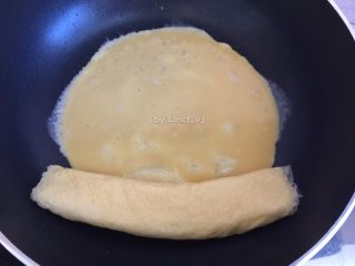 11、寿司玉子烧,接着重复上一步骤继续煎最后的牛奶鸡蛋液,至差不多溶固时卷起成卷