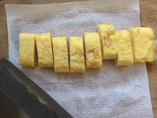 14、寿司玉子烧,稍凉后的玉子烧切成约1.5CM的厚片