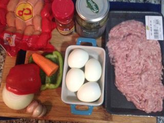 1、西班牙肉卷 Embotido,照片中白煮蛋4颗，实际只用两颗喔～青椒也只用1/3颗不是食材照的半颗。