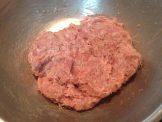 2、西班牙肉卷 Embotido,猪绞肉用约2汤匙的水打出粘性,肉会变的比较白，或者省略打水但是加入ㄧ颗较小的全蛋，ㄧ样打到肉有黏性。