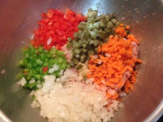 3、西班牙肉卷 Embotido,蒜头剁成泥，所有蔬菜切小丁，放入锅里，