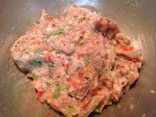 4、西班牙肉卷 Embotido,再加入调味料和少许橄榄油混匀。