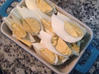 5、西班牙肉卷 Embotido,1颗白煮蛋切成6块。