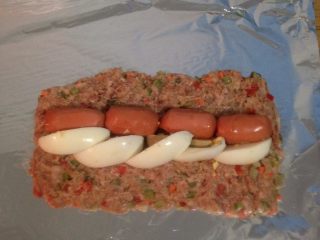 7、西班牙肉卷 Embotido,排上热狗和切好的白煮蛋，白煮蛋有部分会重叠，主要是切开后较美～