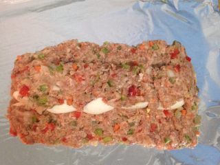 8、西班牙肉卷 Embotido,在热狗和白煮蛋上铺肉馅,