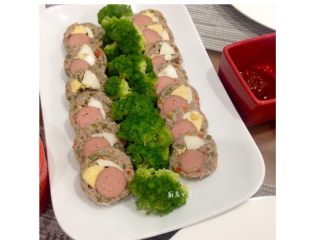 10、西班牙肉卷 Embotido,食用时摆上绿色蔬菜装饰，挤一些蕃茄酱～西班牙Embotido 完成！