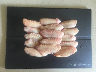 2、什蔬蒜香鸡翅,鸡肉放解冻板上10分钟解冻