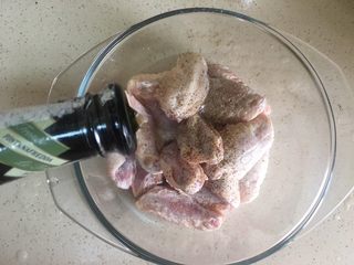 11、什蔬蒜香鸡翅,倒入一点儿白葡萄酒 大概30毫升