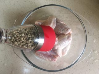 9、什蔬蒜香鸡翅,扎完之后找一容器放进去 撒上少许白胡椒粉