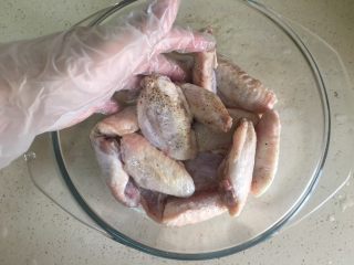 12、什蔬蒜香鸡翅,用手抓均匀 腌制15分钟