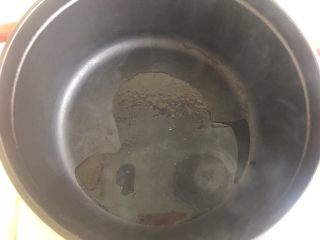 18、什蔬蒜香鸡翅,铸铁锅内放油