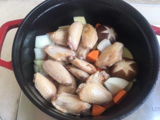 22、什蔬蒜香鸡翅,放入鸡翅