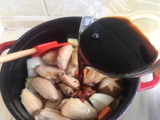 23、什蔬蒜香鸡翅,倒入混合酱汁