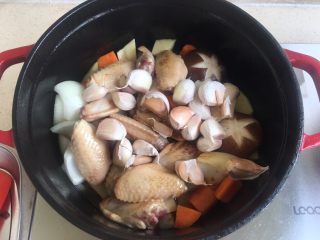 24、什蔬蒜香鸡翅,放上大蒜