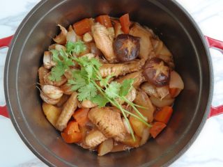 31、什蔬蒜香鸡翅,放上根香菜 可以开吃了