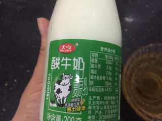 1、养颜酸奶拌桃胶,我用这种酸奶