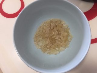 2、养颜酸奶拌桃胶,准备好冰糖