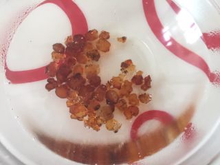 4、养颜酸奶拌桃胶,用热水泡桃胶，多一点热水