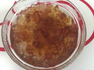 7、养颜酸奶拌桃胶,这次发得更大了，之前没挑干净的一眼能看到，继续用牙签挑出来