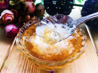 12、养颜酸奶拌桃胶,放凉后放入酸奶拌着吃，美味极了！