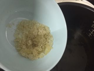 10、养颜酸奶拌桃胶,加入冰糖再煮至冰糖融化即可