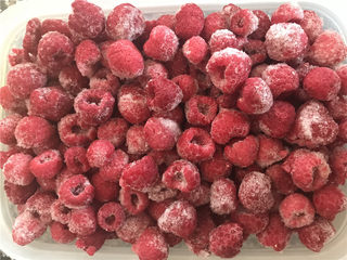 1、纯醇的覆盆子果蓉,整颗的果粒,好诱人,可以做法式的装饰。