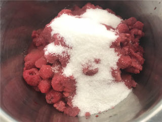 3、纯醇的覆盆子果蓉,果碎加入白砂糖腌渍。