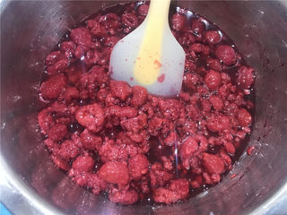 4、纯醇的覆盆子果蓉,搅拌好,附上保鲜膜静置两个小时以上。