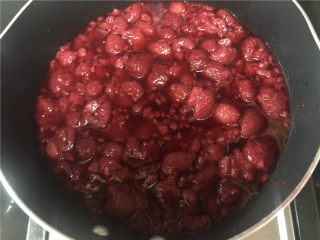5、纯醇的覆盆子果蓉,腌渍好的果粒。放入小锅中煮沸离火。