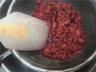 6、纯醇的覆盆子果蓉,取滤网进行过筛,因为覆盆子的籽非常多。