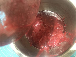 7、纯醇的覆盆子果蓉,过滤出来的果蓉。