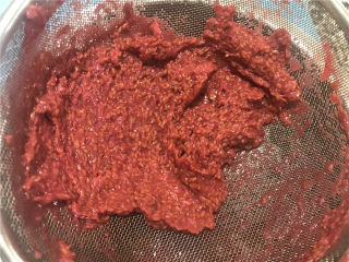 8、纯醇的覆盆子果蓉,用一把比较硬的刮刀会处理的更干净一些。