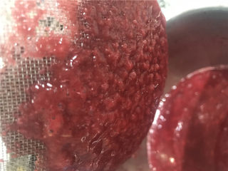 9、纯醇的覆盆子果蓉,看滤网上慢慢的果蓉。