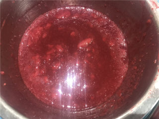 10、纯醇的覆盆子果蓉,这个过程会比较辛苦,要有耐心。这里是全部滤出的果蓉。