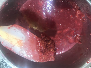 12、纯醇的覆盆子果蓉,取三分之一的籽拌入果蓉中,因为籽里面也混合着非常多的果蓉,加入少量的籽后口感也会变得更加真实了,因为覆盆子本身就是很多籽哒。O(∩_∩)O哈哈~