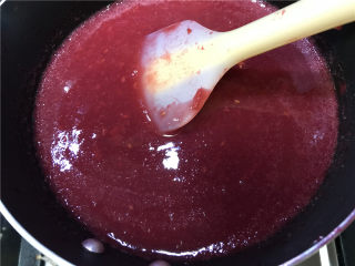 13、纯醇的覆盆子果蓉,拌入果蓉后可以看到少量的籽啦~然后小火开始慢慢煮,住到挂浆为止。