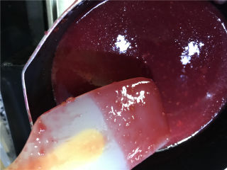 14、纯醇的覆盆子果蓉,刮刀上可以看到很厚的浆了。