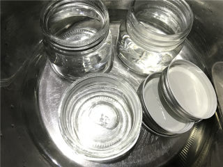 15、纯醇的覆盆子果蓉,将耐高温的果酱瓶进行高温消毒,用水煮或者是蒸都可以。