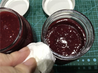 16、纯醇的覆盆子果蓉,将果蓉倒入果酱瓶中。一定要趁热。