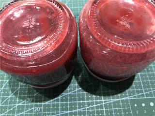 17、纯醇的覆盆子果蓉,然后倒扣起来静置冷藏保存。