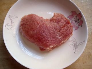 1、家常肉末炒豆角,准备猪瘦肉一块