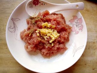 2、家常肉末炒豆角,猪肉剁成肉末，放点料酒，生抽，姜末，胡椒粉