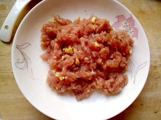3、家常肉末炒豆角,用手抓匀腌制一会儿