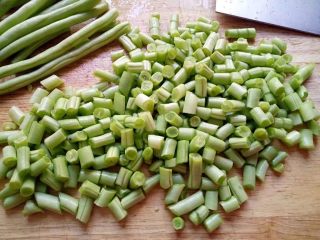 4、家常肉末炒豆角,豆角洗干净，择掉头尾两端的尖角和外侧的老筋，洗净后切2厘米左右小段。