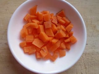 5、家常肉末炒豆角,切好的胡萝卜丁